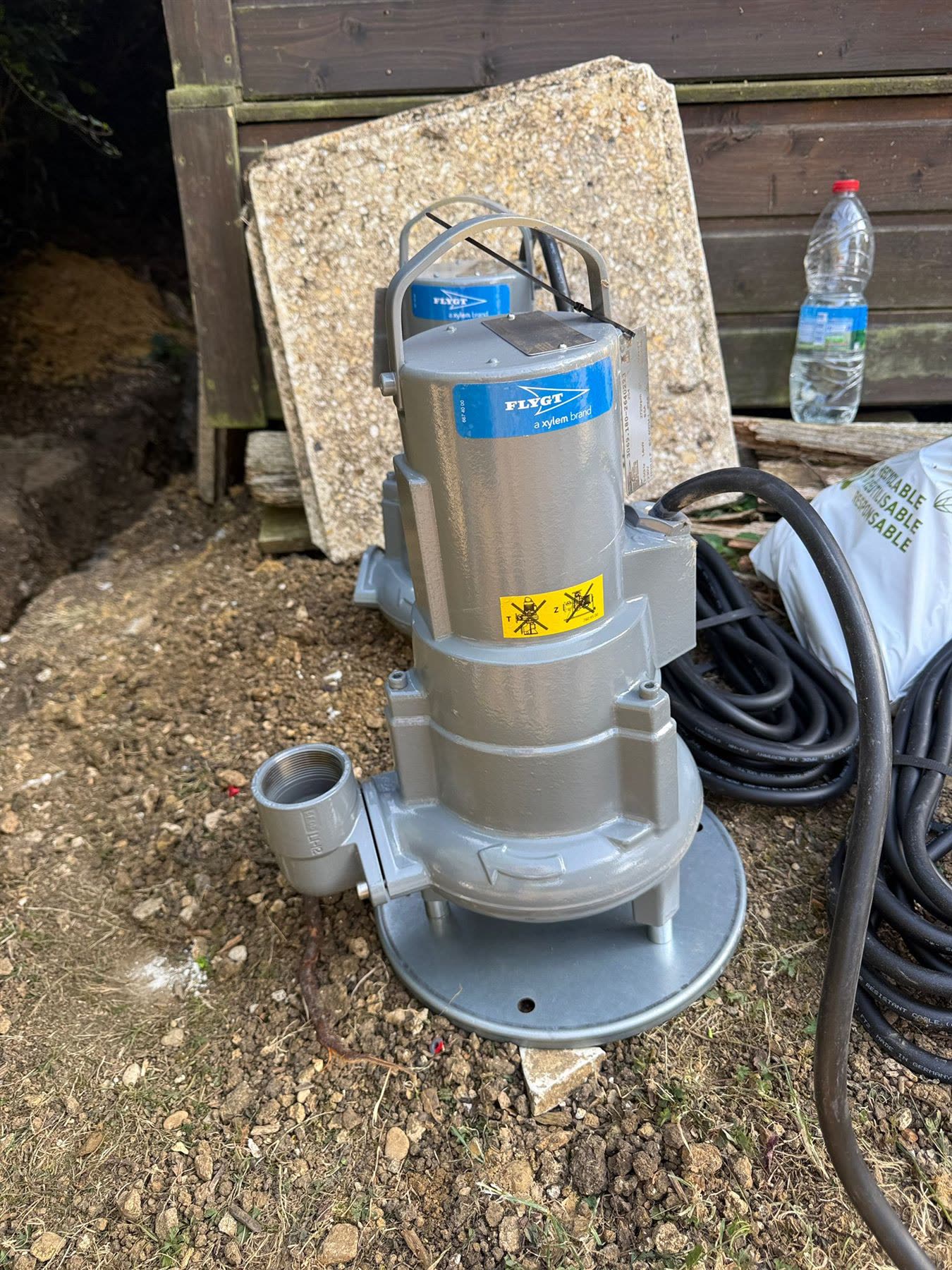 Pompe de relevage neuve montée sur son pied d'assise