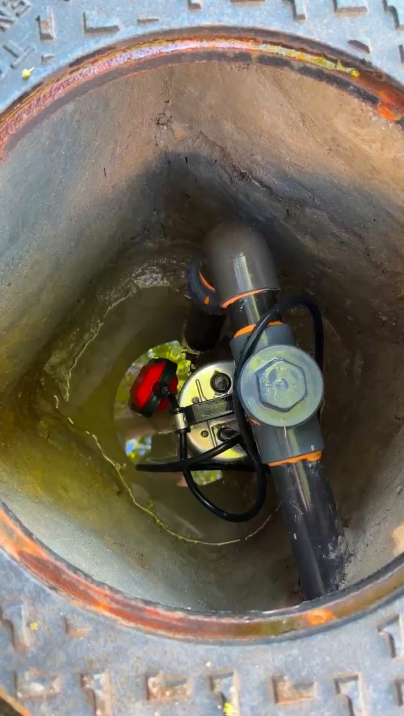 Pompe de relevage installée dans son regard, vanne et refoulement raccordés
