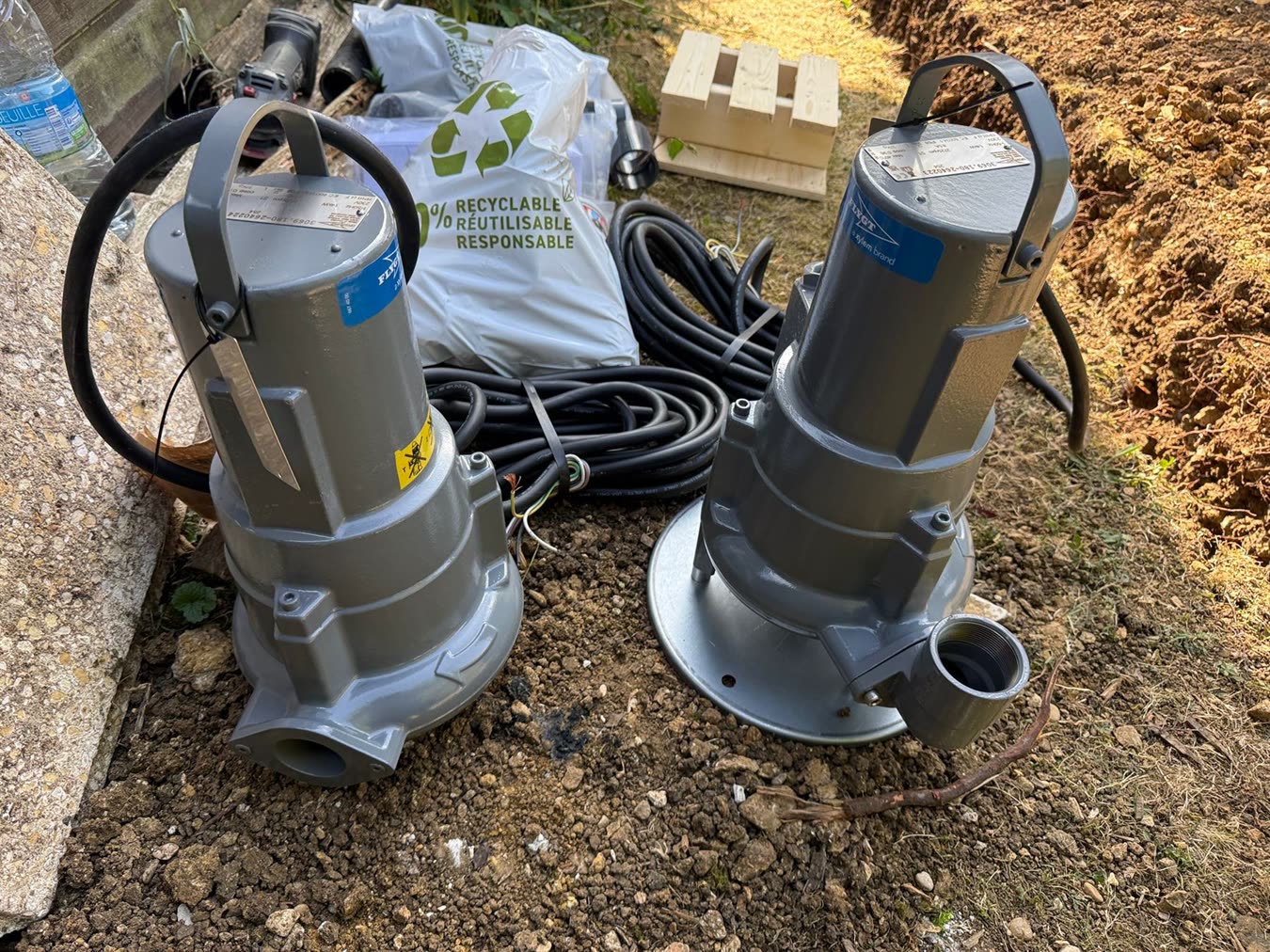Deux pompes de relevage neuves sur leurs pieds d'assise avant descente dans le poste
